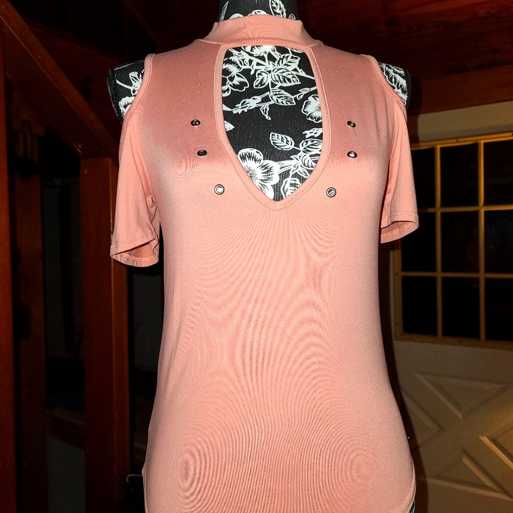 Low-cut pink shirt with the shoulders cut out